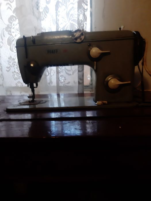 Vand mașinii  de cusut singer si praf pret negociabil in stare de functionare