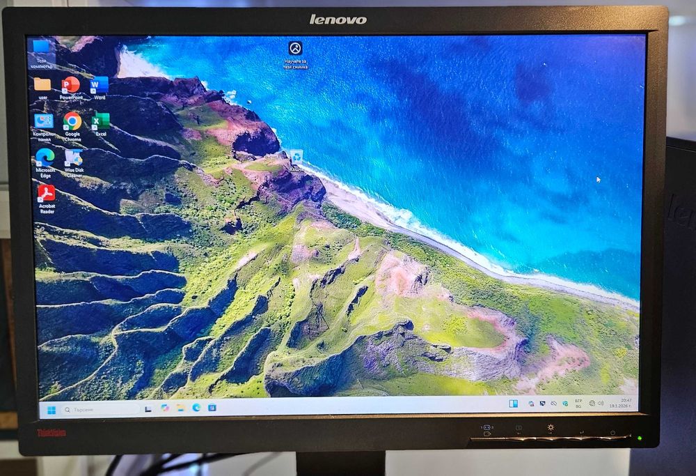 Компютър LENOVO с монитор LENOVO и клавиатура