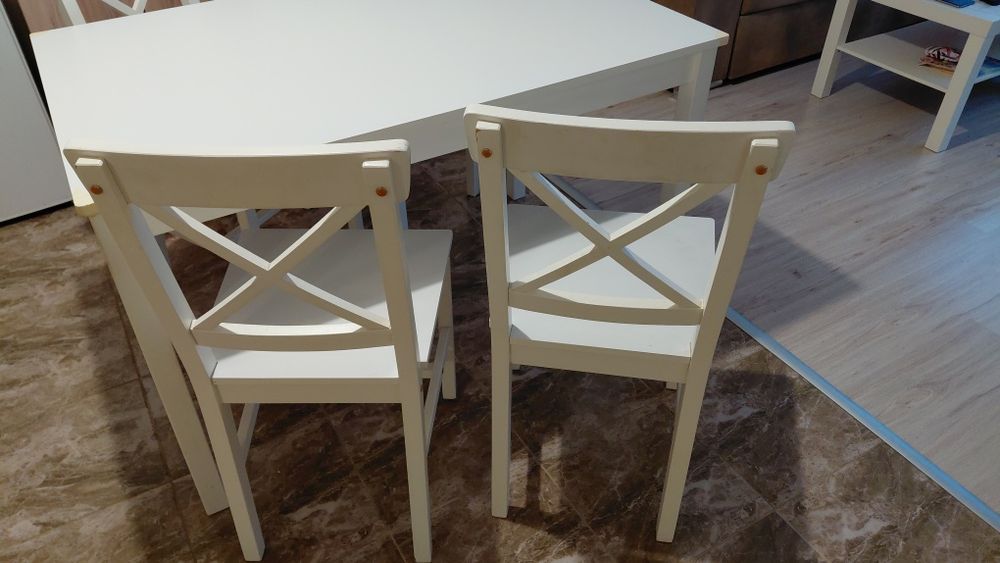 Дървена маса с четери стола.