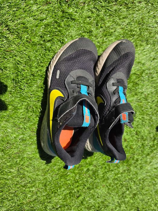 Vând adidasi Nike copii