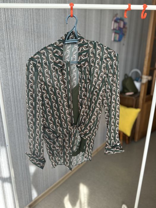 Продам Куртки Блузка размер s.