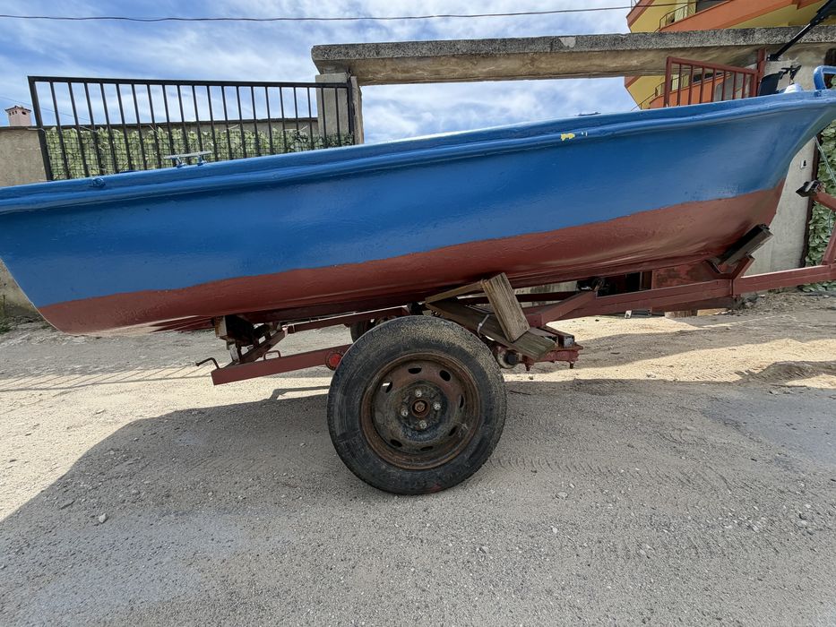 Продавм лодка дълга 3,80