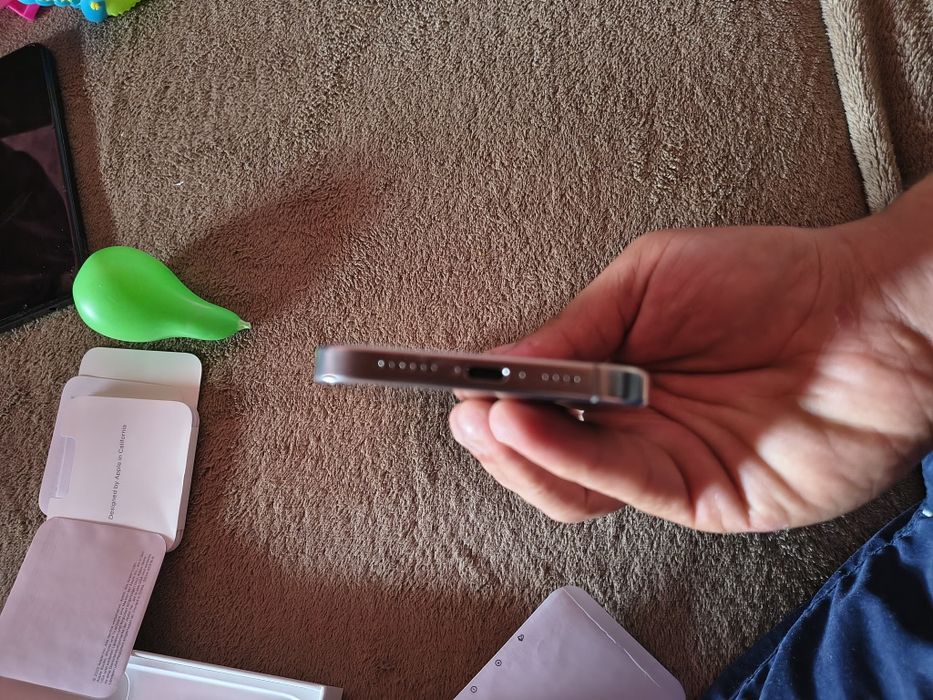 Vând iPhone 16 pro max și iPhone 15 pro