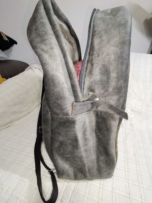 Ръчно изработена арт раница „Планински дом“ — текстилна мини картина