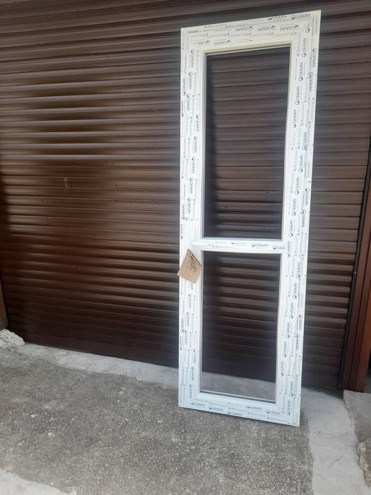 ИЗГОДНО Продавам чисто нова входна врата с размери 75/230см.