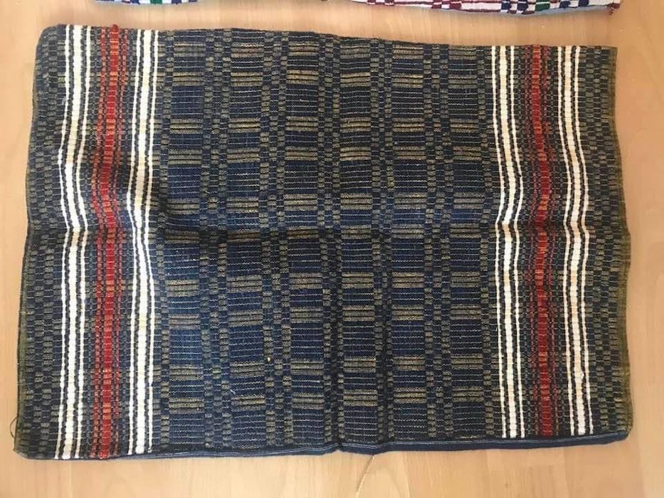 Бродирани и тъкани възглавници от стария сандък