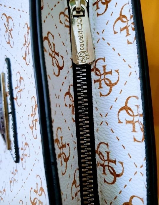 Geanta damă Guess,logo metalic auriu, saculet, etichetă