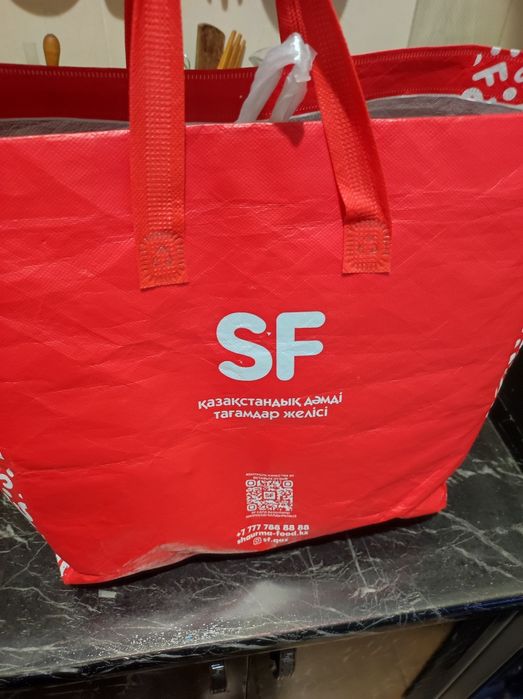 Посуда и столовые приборы за Барни