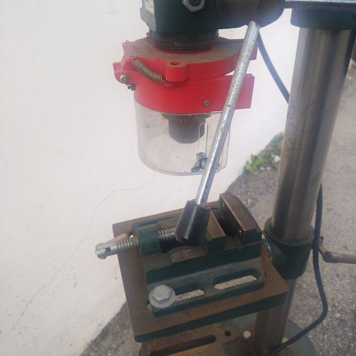 Настолна бормашина мощност 
400W / 1400 об.мин
Комплект с менгеме
Отрезната машина за плочки е предназначена за линейно рязане на плочки,