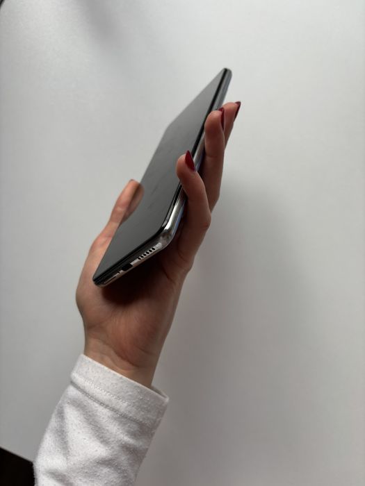 Xiaomi 11T телефона е без следи от употреба