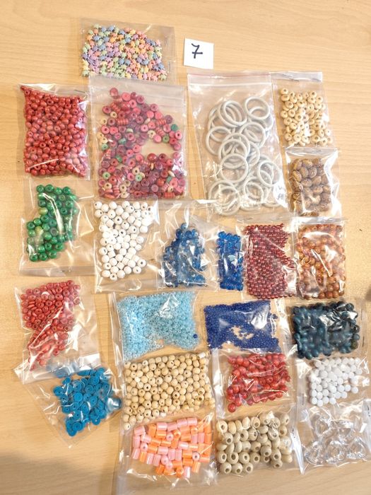 Мъниста и материали за мартеници