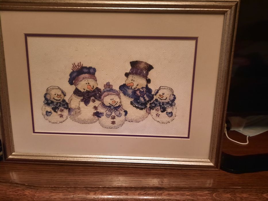 Картина со снеговиками вышитая