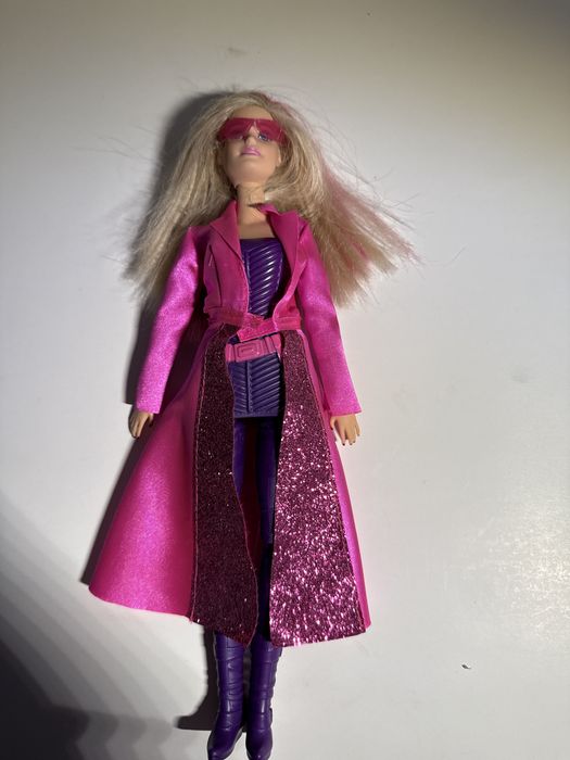 Papusa barbie spion