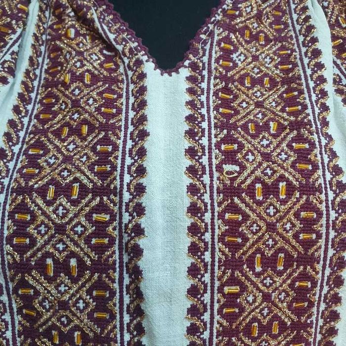 Rochie traditionala brodata de mana