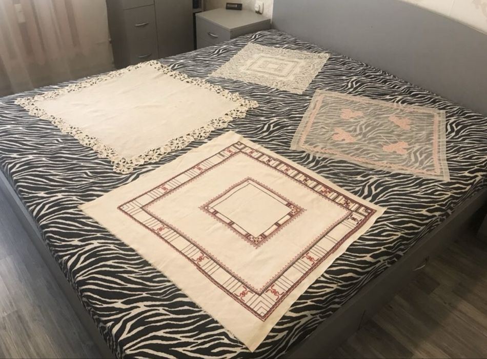 10 броя чисто нови чорапки + подарък; покривки