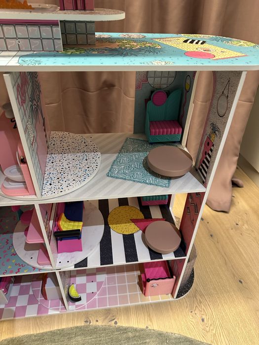 Vand casa din lemn LOL Surprise,cu accesorii si papusi,4 etaje,noua