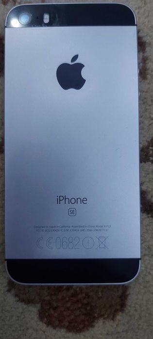 Телефон айфон. SE
