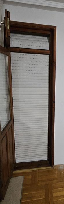 Врата със стъклопакет и външни щори и комарник