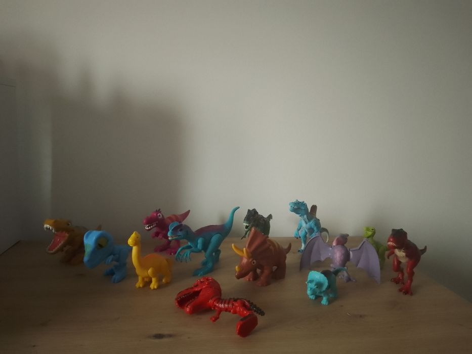 Vând lot jucării cu 12 dinozauri