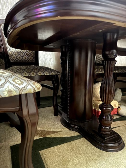 Стол и стулья на 12 человек