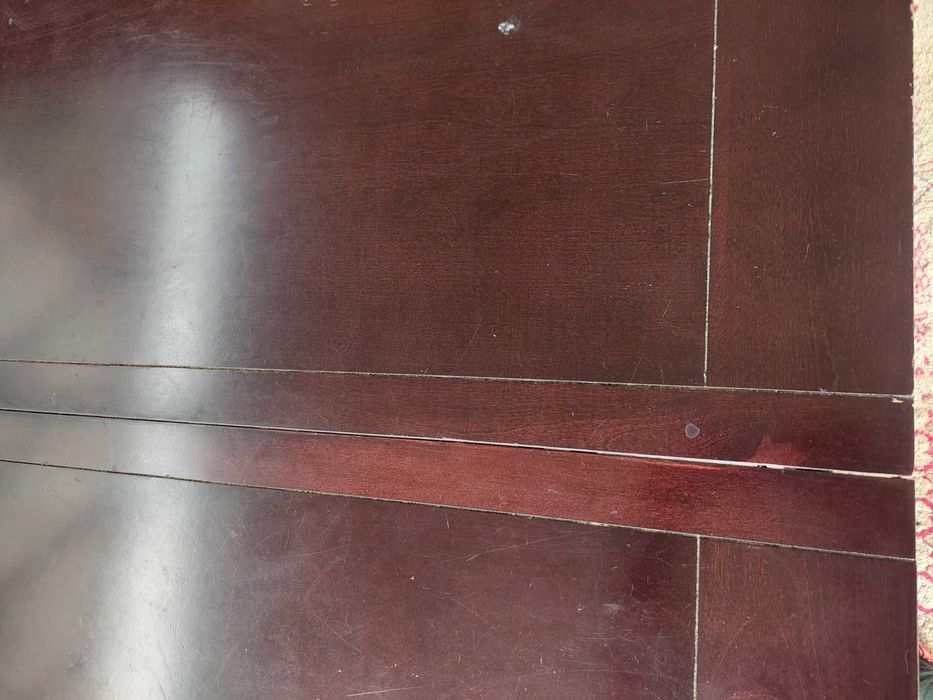 Голяма маса от масивно дърво