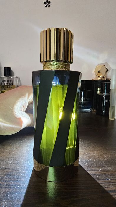 Продавам парфюмите на снимките цената е пакетна може и по отделно