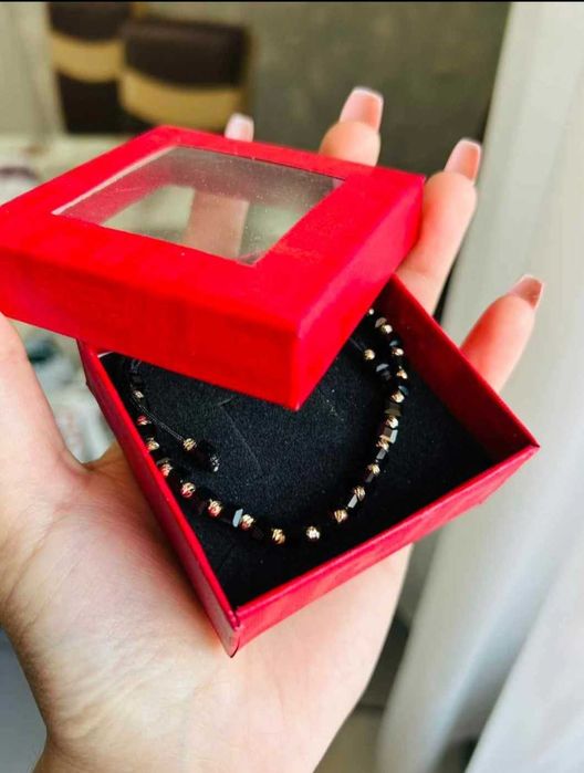 Луксозни гривни изработени от 14 карата злато и хематит