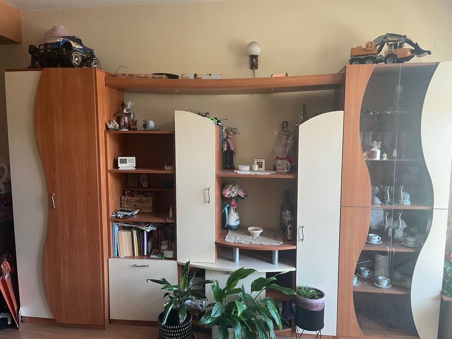 Продавам секция и шкаф за телевизор