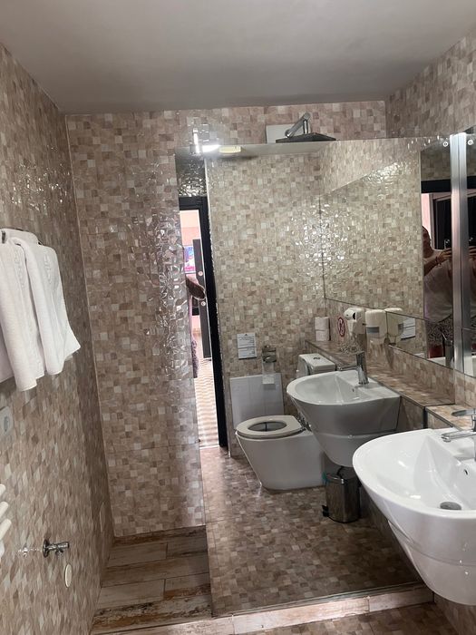 Vand lavoar + baterie, vas wc, calorifer perete, paravan dus, toate in stare buna