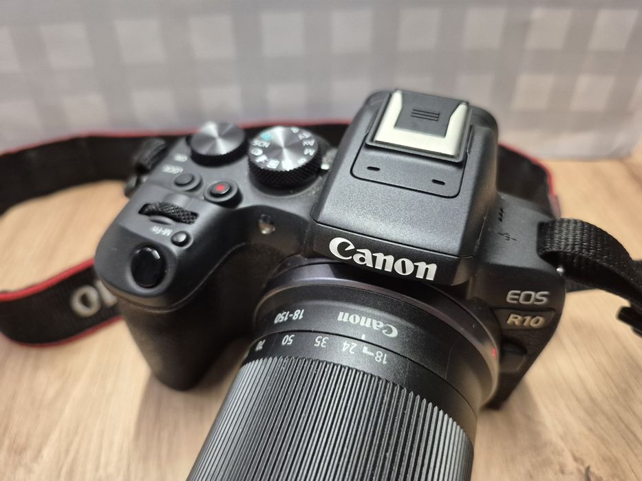 ПРОДАВАМ Пълен кит: Canon EOS R10 + RF 18-150mm + 2 Оригинални батерии + Чанта