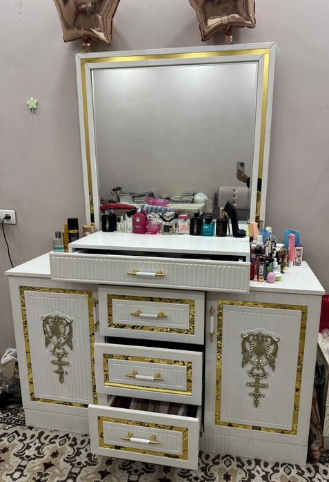Premium dressing table