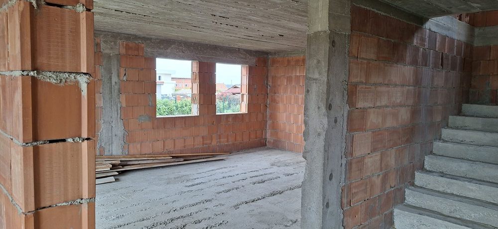 Vând sau schimb casă la roșu P+M intabulată cu utilități branșate amplasată pe colț cu doua intrări la strada principală