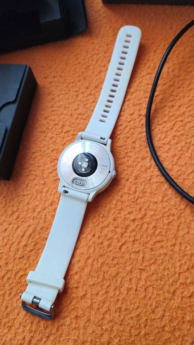 Смарт часовник Garmin Vivoactive 3 бял
