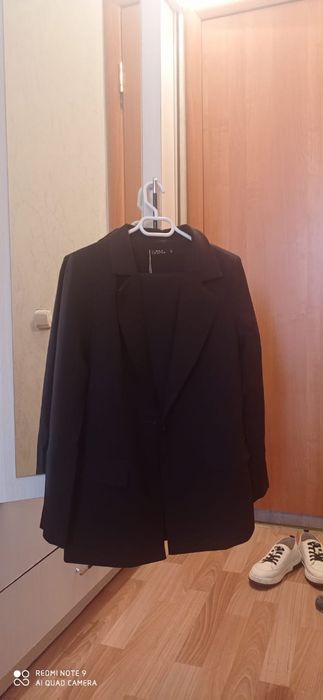 Продается черный деловой костюм