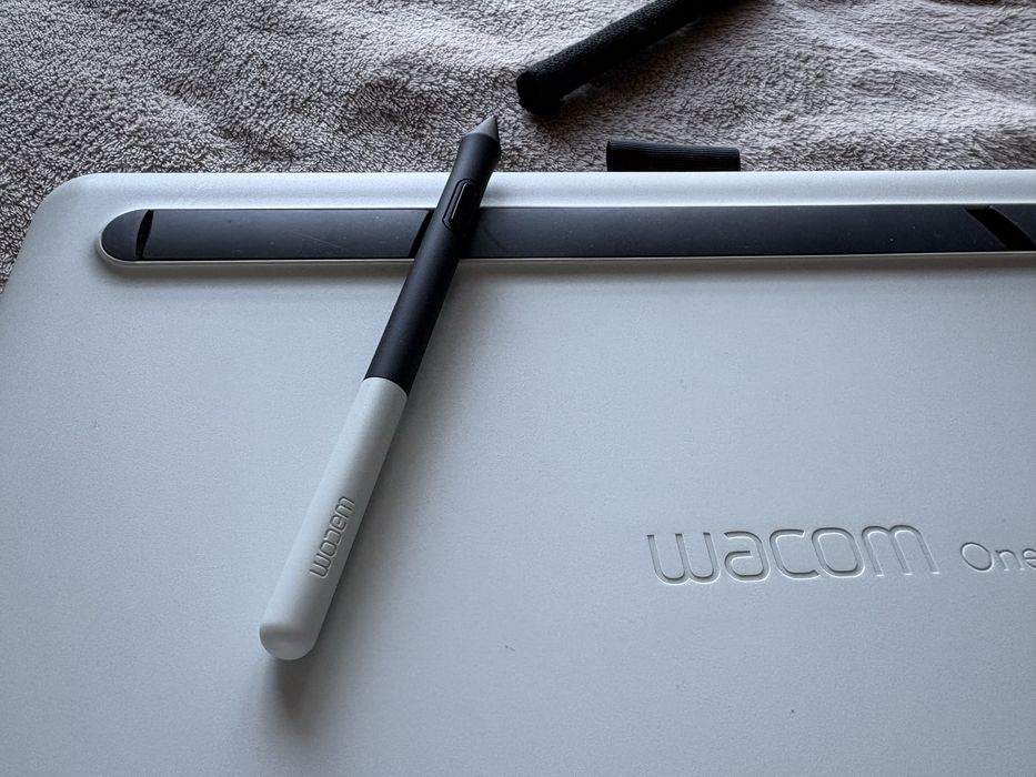Wacom One 13 Graphics Display – като нов + оригинална писалка, раница и пълен комплект