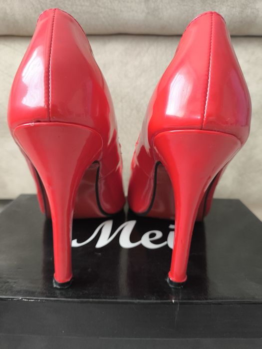 Червени лачени токчета