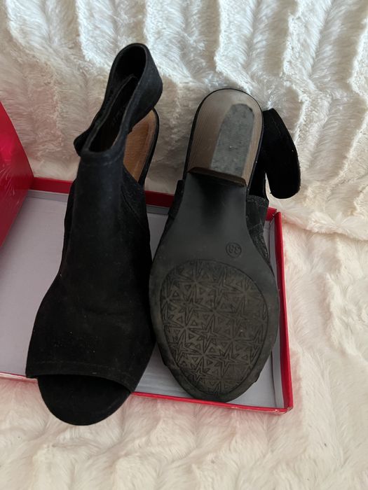 Vând sandale negre din catifea.