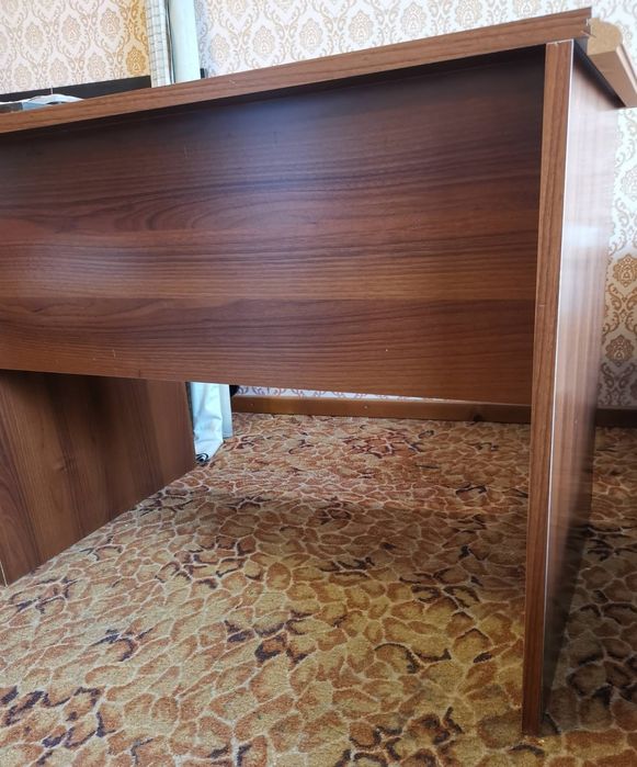 Бюро с голямо чекмедже