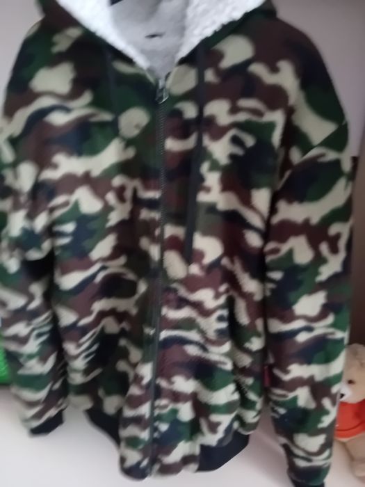 Vând hanorac călduros de iarnă.Captusit pe interior cu glugă.impecabil