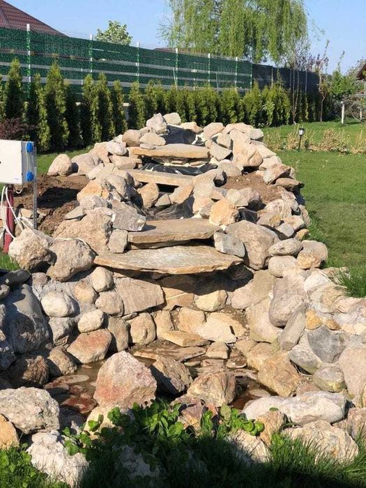 Cascadă Decorativă cu Iaz și Piatră Naturală – Piesa Centrală de Lux pentru Grădina Ta