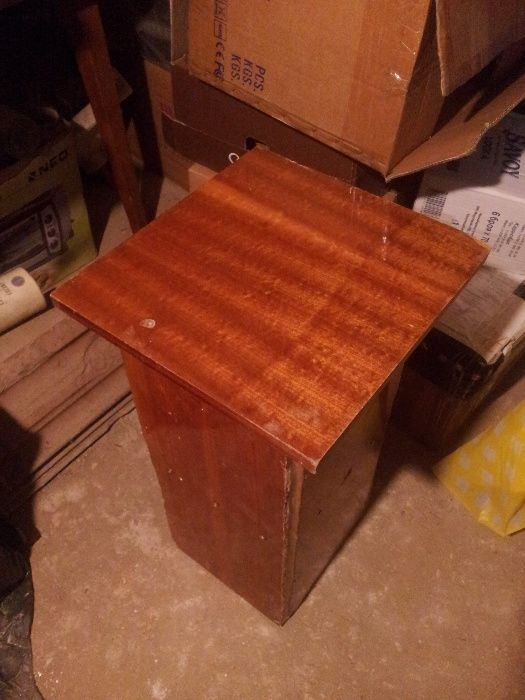 Продавам маса - за поставяне на инструменти, прибори, ваза и т.н.