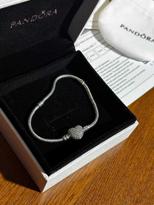 Браслет с сияющей застёжкой в форме сердца PANDORA