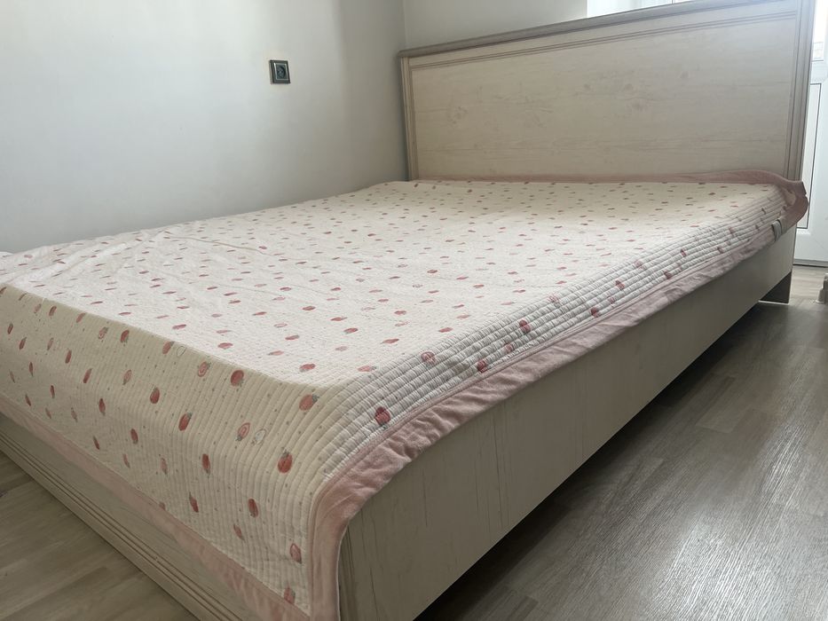 Старая и спалная мебель