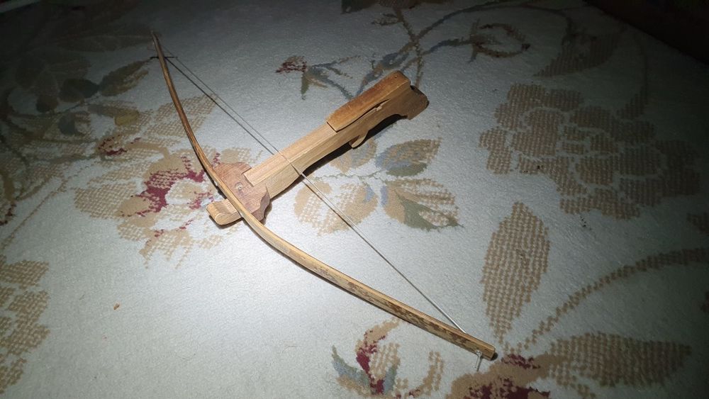 Mica arbaleta jucarie artizanala / handmade din lemn, deosebita
