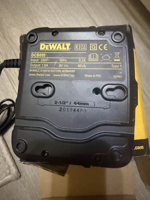 Alimentator incarcator DeWALT DCB095