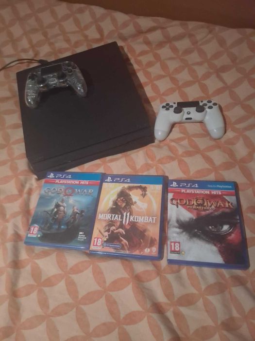 PS4 Pro 1TB с включени два джойстика и три игри