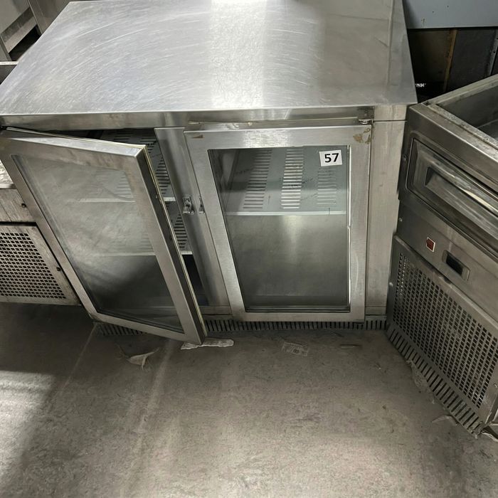 Извита Подбарова Хладилна витрина, подходяща за островен бар.