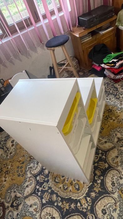 Dulap cu polite si tavi de plastic pentru jucarii