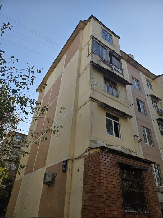 Продам 2х комнатную кварииру переделанная на 3.  Яшнаьадский район 5эт