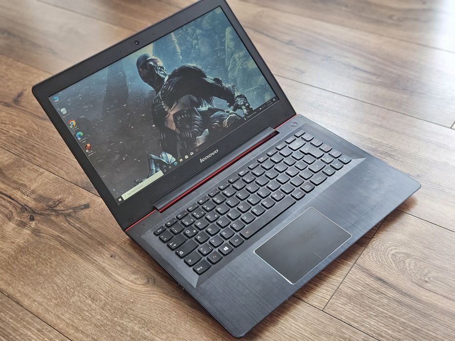 Laptop de gaming Intel i7 8GB SSD 256GB 2 placi video 14 inch fullhd, taste iluminate, Lenovo rosu stare foarte bună jocuri